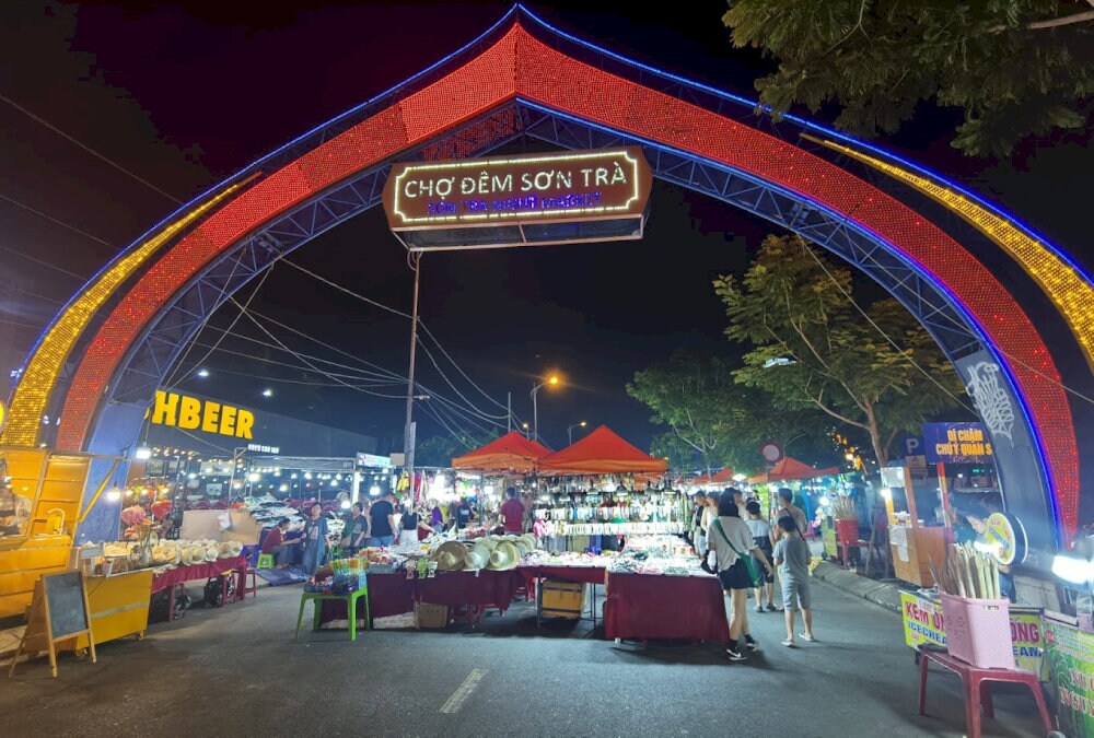 Son Tra Night Market is located near Dragon Bridge, attracting many visitors thanks to its convenient location